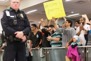 Trump culpa a Delta y a manifestantes de problemas en aeropuertos por su veto