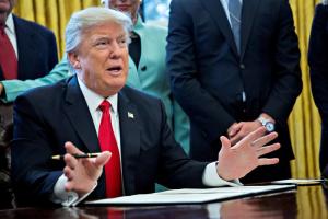 Más de 100 diplomáticos de EEUU protestan contra veto migratorio de Trump