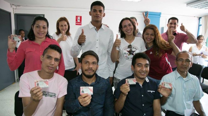 Entregan primeros permisos temporales de permanencia a venezolanos en Perú