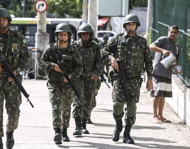 Al menos 9.000 militares del Ejército y las Fuerzas Armadas patrullarán desde hoy las calles de Río de Janeiro en una operación "preventiva", en un contexto de conflicto laboral con la policía militar. EFE/Antonio Lacerda