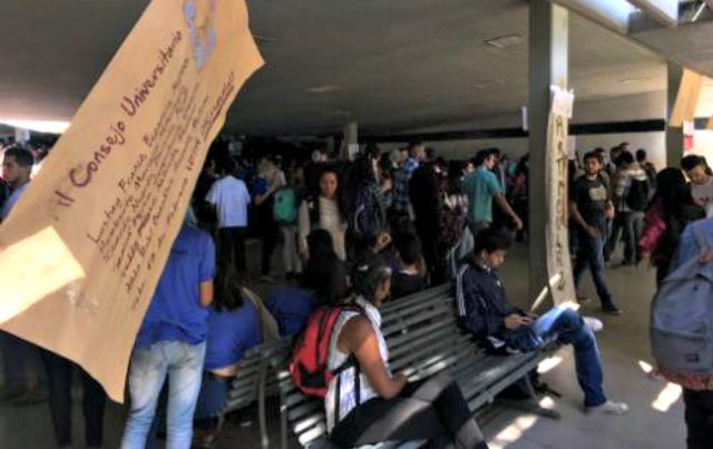 #15F: Estudiantes de la UCV toman las calles en protesta tras sentencia del TSJ