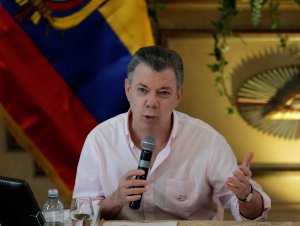 Santos pide a educadores dialogar para levantar paro en Colombia