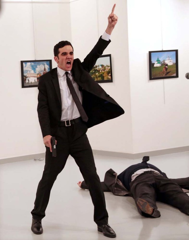 'Un asesinato en Turquía', la imagen ganadora del concurso. World Press Photo Foundation / Burhan Ozbilici, The Associated, Panos Pictures