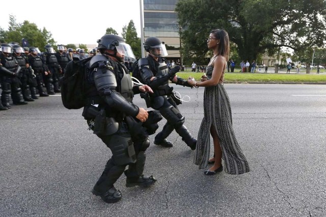 Primer premio en la categoría 'Temas contemporáneos'. La foto fue tomada durante las protestas contra la violencia policial en Baton Rouge, estado de Luisiana, EE.UU.
