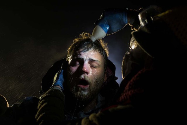 Primer premio de Historias en la categoría 'Temas Contemporáneos'. La imagen muestra a un hombre tras ser rociado con espray pimienta durante los enfrentamientos con la Policía en Dakota del Norte, EE.UU.