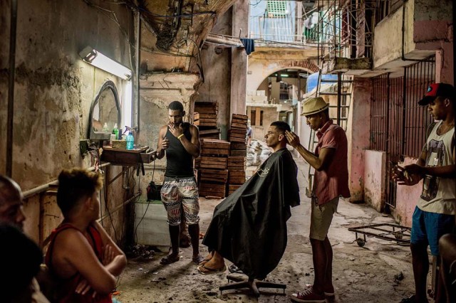 La foto de una barbería en La Habana, Cuba, obtuvo el primer premio de Historias en la categoría 'Vida cotidiana'.World Press Photo Foundation / Tomas Munita for The New York Times Reuters