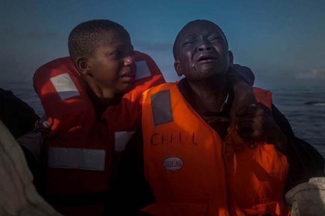 El segundo premio en la categoría 'Noticias de actualidad' fue para esta foto de dos niños refugiados nigerianos en una barca de una ONG llorando tras la muerte de su madre.