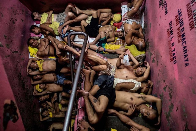 El tercer premio en la categoría 'Noticias de actualidad' fue para esta imagen de presos hacinados en una de las cárceles más pobladas de Filipinas.