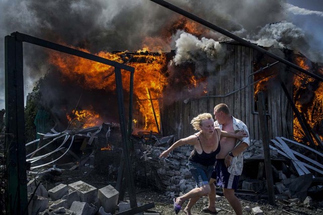 La imagen ganadora del primer premio de la categoría 'Proyectos de largo recorrido' forma parte de la serie fotográfica 'Días negros en Ucrania' y muestra un ataque aéreo en la localidad de Lugánskoye.