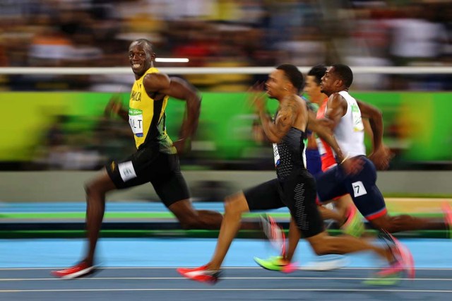 El tercer premio en la categoría 'Deporte'. El atleta más rápido del mundo, Usain Bolt, gira la cabeza hacia los fotógrafos y sonríe durante la disputa de las semifinales de los 100 metros durante los JJ.OO. en Río de Janeiro 2016.