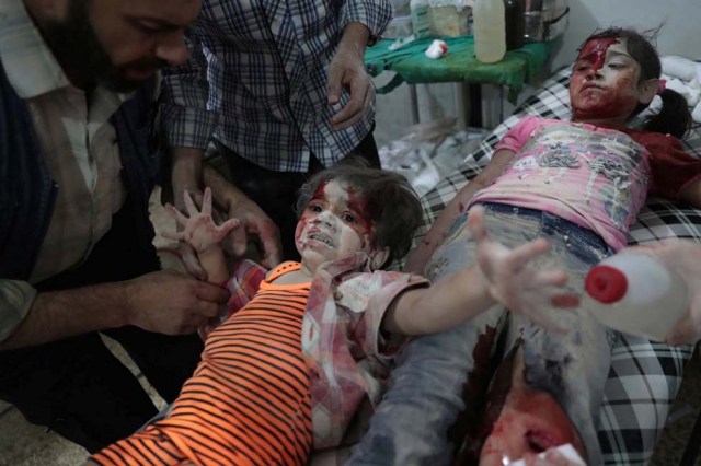 Categoría 'Las noticias al instante', segundo premio. La imagen muestra a unas niñas sirias ensangrentadas tras un ataque aéreo en Damasco.