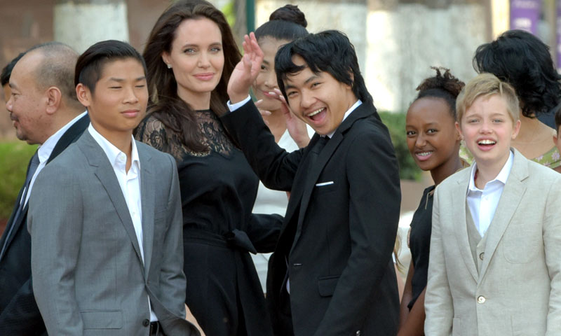 Angelina Jolie se llevó a sus seis hijos a Camboya para presentar nueva película