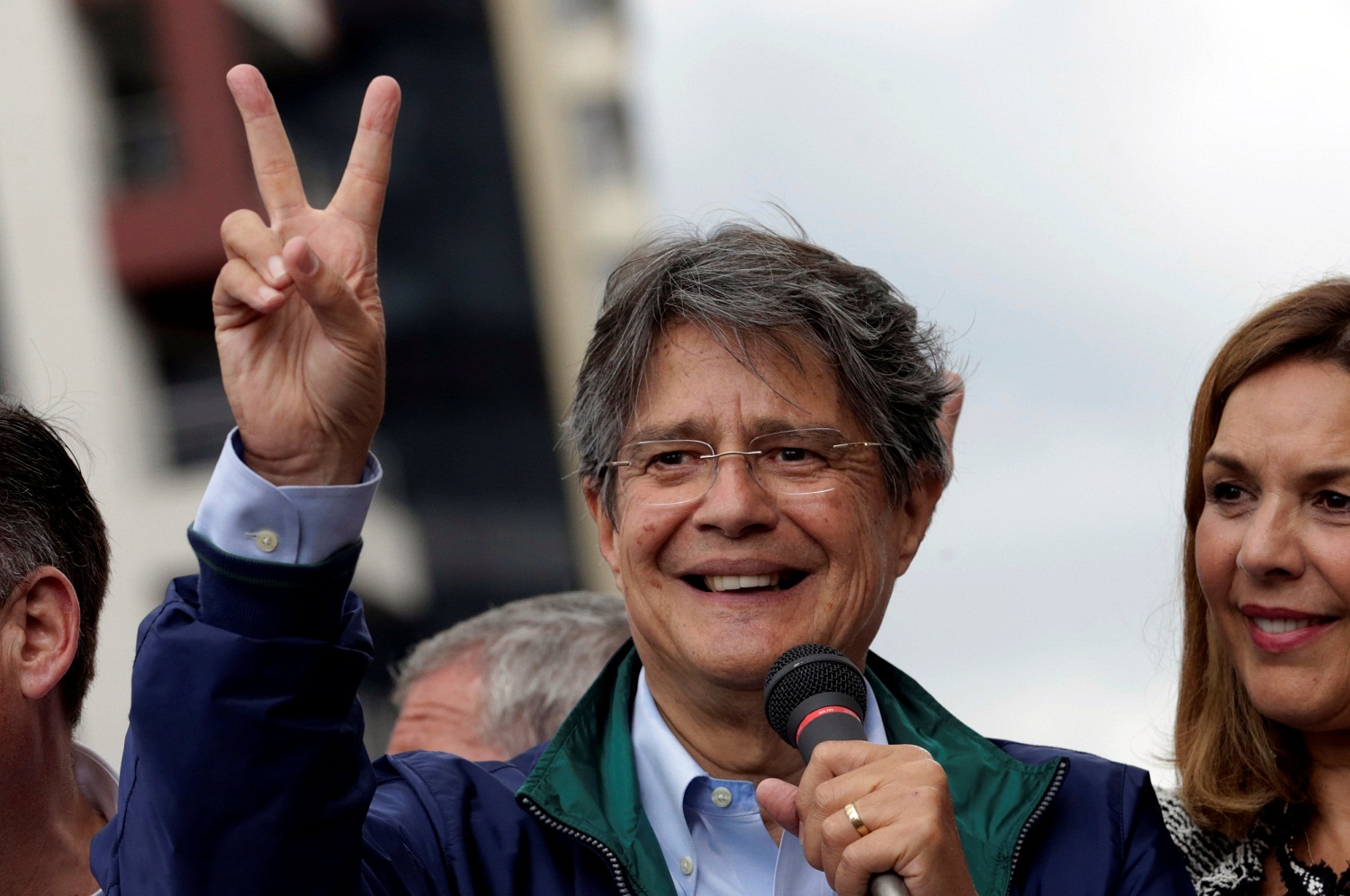 Un sondeo declara ganador a Lasso y otro a Moreno en presidenciales de Ecuador