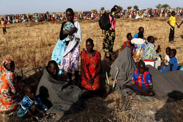 Women and children wait to be registered prior to a food distribution carried out by the United Nations World Food Programme (WFP) in Thonyor, Leer state, South Sudan, February 25, 2017. REUTERS/Siegfried Modola