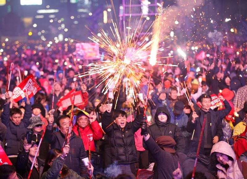 Opositores de presidenta destituida Park marchan en Corea del Sur para pedir su arresto