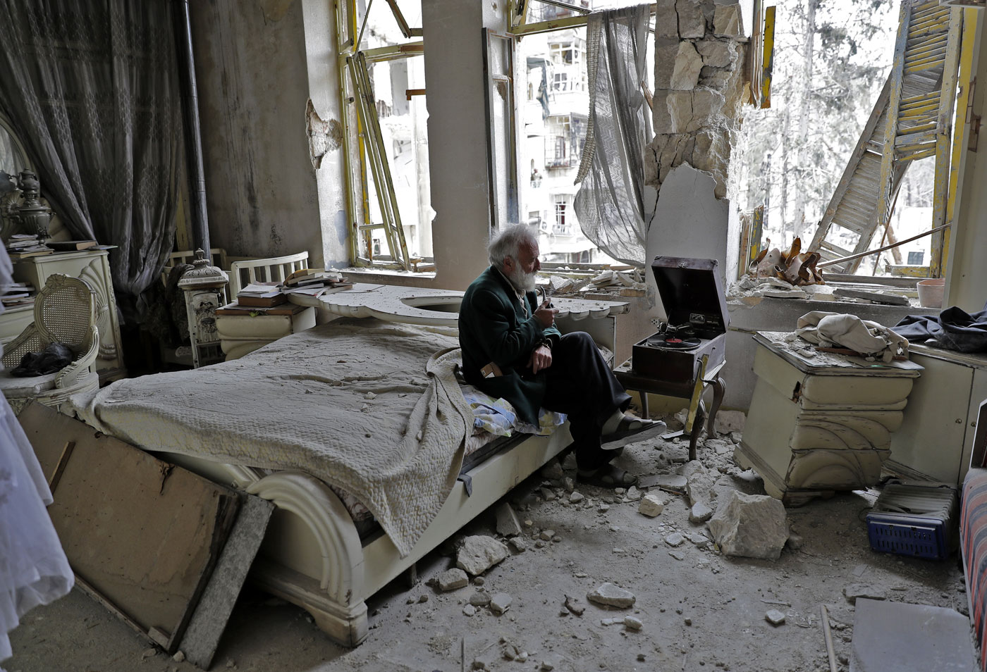 El coleccionista de Alepo que sueña con curar sus carros malheridos (fotos)
