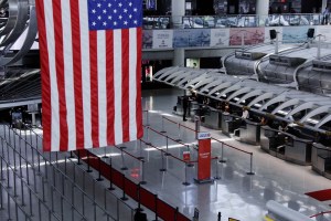 Si viajas a Estados Unidos, la policía registrará tus libros en el aeropuerto