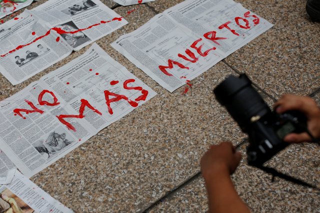 Journalists and activist paint on news papers with fake blood during a protest against the murder of the Mexican journalist Miroslava Breach, outside the Attorney General's Office (PGR) in Mexico City, Mexico March 25, 2017. Papers reads with fake blood "No More Deaths"  REUTERS/Carlos Jasso