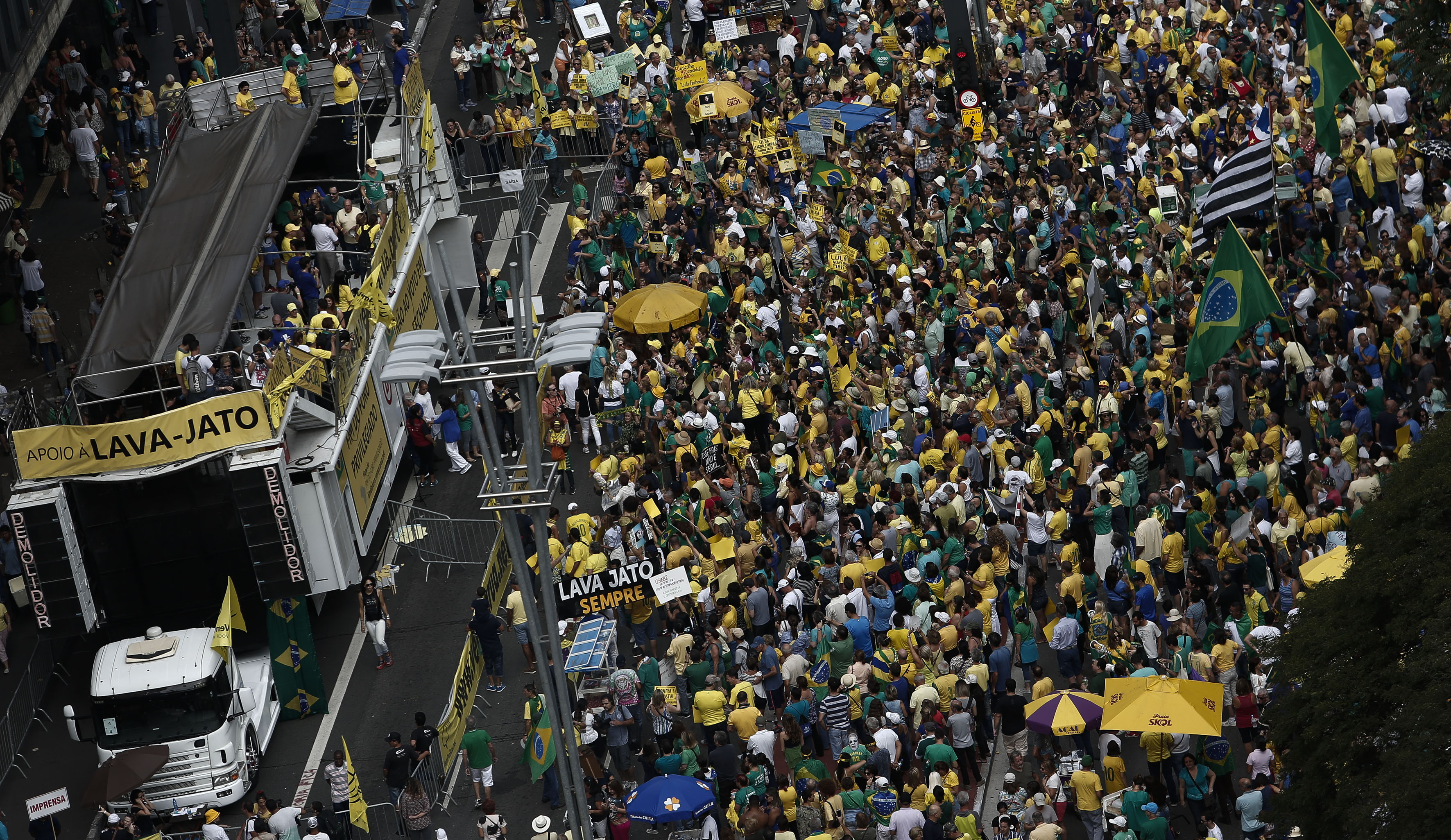 Brasileños se lanzaron a las calles este domingo para protestar contra la corrupción