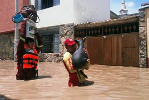 Salvavidas al rescate en las calles inundadas de Perú (FOTOS)