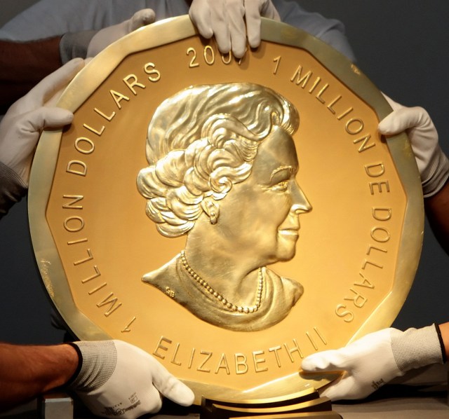 FILE PHOTO - Picture taken in Vienna, Austria on June 25, 2010 shows experts of an Austrian art forwarding company holding one of the world's largest gold coins, a 2007 Canadian $ 1,000,000 "Big Maple Leaf". An identical coin was stolen from Berlin's Bode Museum on March 27, 2017. REUTERS/Heinz-Peter Bader/File Photo