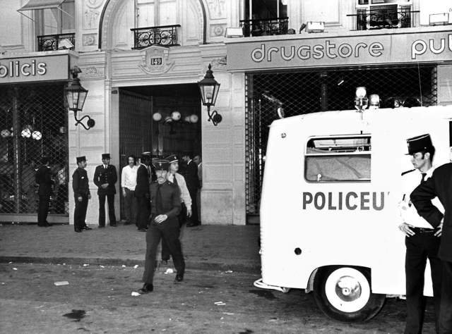 (FILES) This file photo taken on September 15, 1974 in Paris shows policemen working after the deadly bombing at Publicis shop. Paris prosecution requested on March 27, 2017 life imprisonment for Ilich Ramirez Sanchez, aka Carlos for the deadly bombing at Publicis Paris shop more than 40 years ago. / AFP PHOTO / AFP ARCHIVES / STF