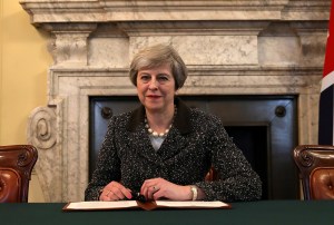Primera ministra británica firma carta en la que solicita salida del país de la UE