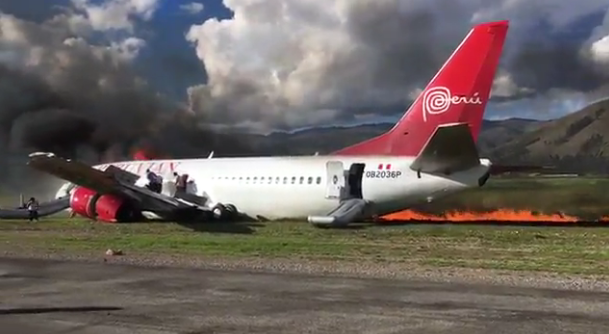 Foto: Pasajeros grabaron el accidente tras salir del avión en llamas en Perú
