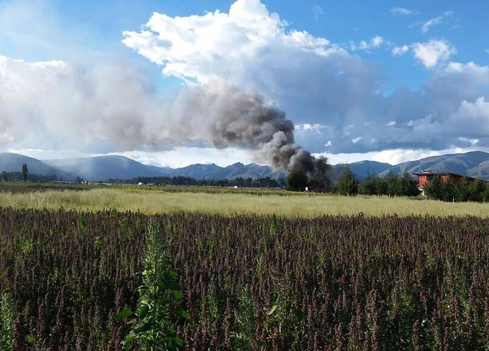 Un avión se incendia tras aterrizar en Perú (fotos)