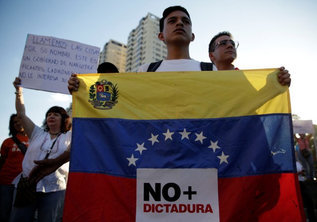 Venezolanos salieron a manifestar en Caracas y varias ciudades en rechazo a la medida del TSJ. REUTERS/Marco Bello