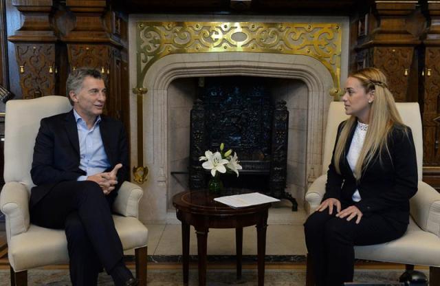 El presidente de Argentina, Mauricio Macri, junto a Lilian Tintori (Foto: EFE)