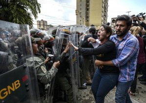 NYT: El TSJ de Venezuela asume los poderes del congreso y la oposición canta golpe de Estado