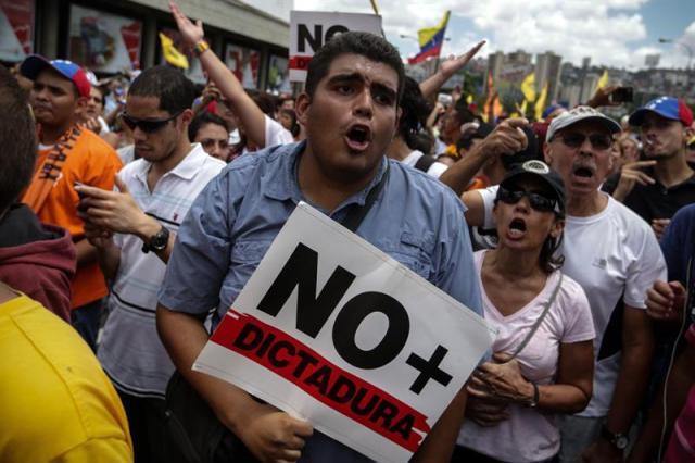 Manifestantes de la oposición venezolana gritan consignas durante una marcha contra la sentencia del Tribunal Supremo de Justicia de Venezuela la cual despoja de sus funciones al poder legislativo hoy, sábado 1 de abril de 2017. EFE