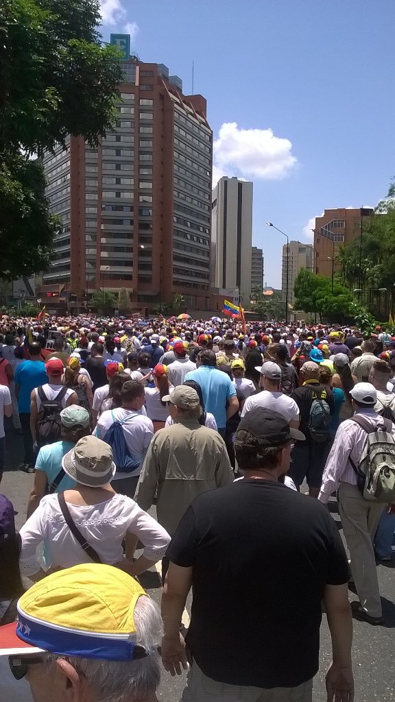 Manifestantes se dirigen a la Defensoría, a la altura de la avenida Libertador