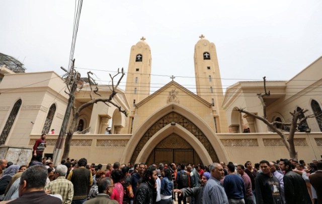 Al menos 36 personas murieron y más de 100 resultaron heridas el Domingo de Ramos por dos ataques con bomba en sendas iglesias coptas, cuya comunicad religiosa se ha convertido en objeto de ataque de islamistas militantes islamistas. En la foto, un grupo de personas delante de la iglesia copta en Tanta tras la explosión el 9 de abril de 2017 REUTERS/Mohamed Abd El Ghany