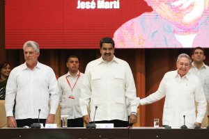 Venezuela “ardiendo” y Maduro se fue a Cuba a explicar la “bochornosa” historia de la OEA