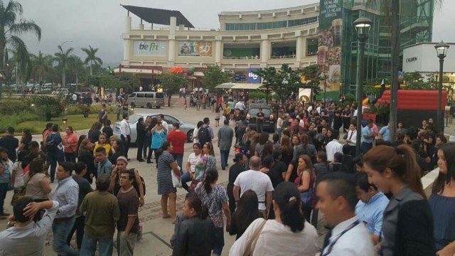 Las personas fueron evacuadas de los centros comerciales por seguridad