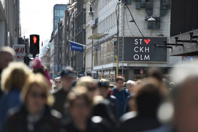 JNE01. Stockholm (Sweden), 09/04/2017.- People walk in Drottninggatan street in the Swedish capital 09 April 2017, following the 07 April terror attack in central Stockholm. A hijacked beer truck ploughed into pedestrians on Drottninggatan and crashed into Ahlens department store, killing four people, injuring 15 others late 07 April 2017. (Atentado, Estocolmo, Suecia) EFE/EPA/NOELLA JOHANSSON SWEDEN OUT