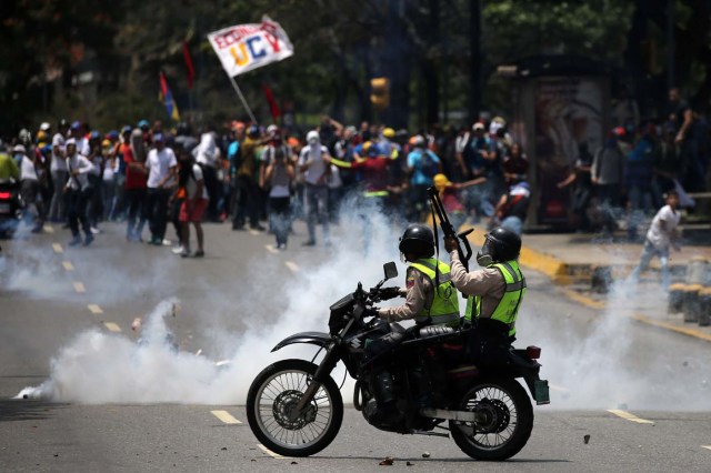 Demonstrators clash with riot police at a rally against Venezuela's President Nicolas Maduro's government in Caracas, Venezuela April 10, 2017. REUTERS/Carlos Garcia Rawlins     TPX IMAGES OF THE DAY