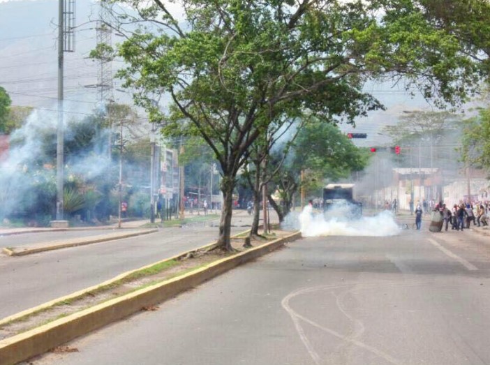 Este lunes continuaron los enfrentamientos entre encapuchados y la GNB en Naguanagua