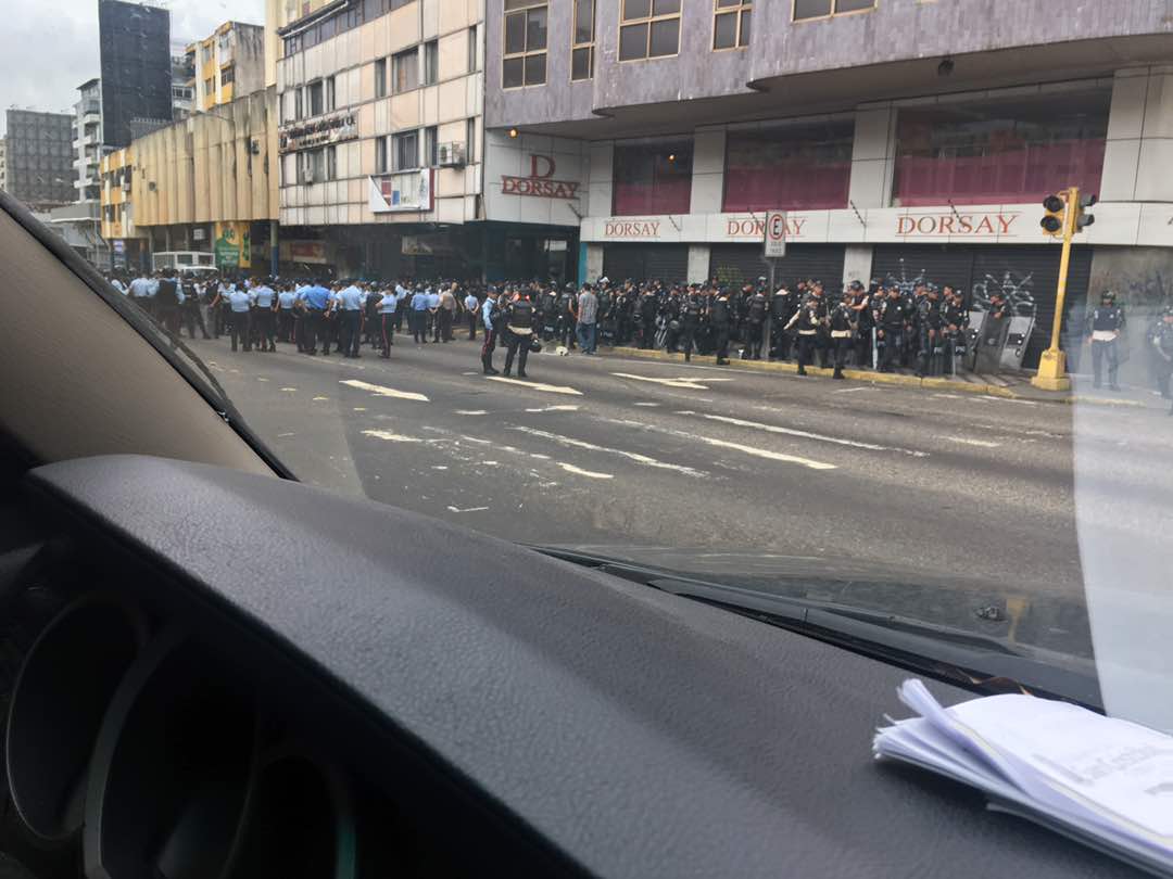 Decenas de policías toman alrededores de la Defensoría del Pueblo en San Cristóbal (fotos)