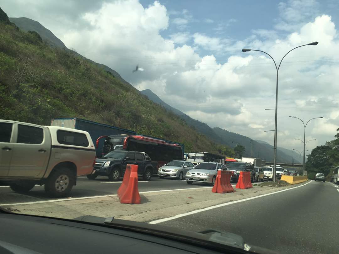 Obstaculizan entrada a Caracas por la GMA este #20A (Fotos)
