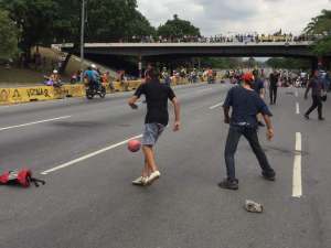 Plantón cerró la Autopista del Este en Carabobo con un juego de fútbol este #24A (Fotos)