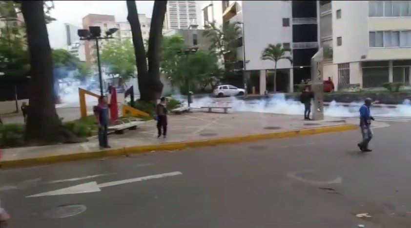 EN VIDEO: La arremetida de lacrimógenas en Altamira #26Abr