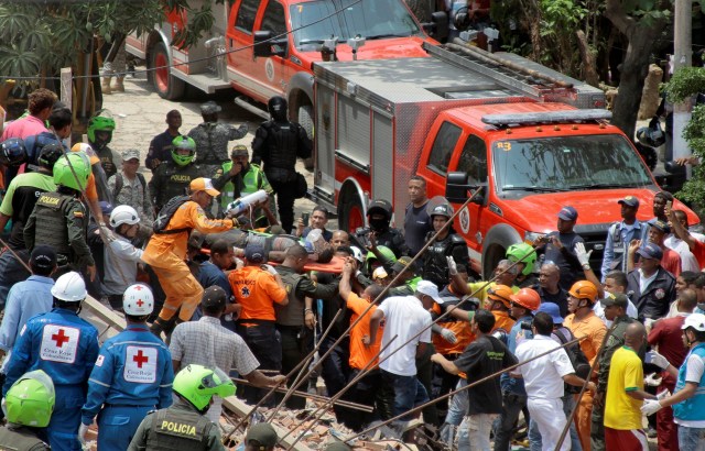 Rescue members carry a man from the debris after a building under construction collapsed in Cartagena, Colombia, Colombia April 27, 2017. REUTERS/Orlando Gonzalez EDITORIAL USE ONLY. NO RESALES. NO ARCHIVE