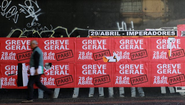 Pancartas de la huelga general en la ciudad de Porto Alegre, Brasil (Foto: Reuters)