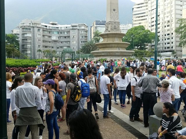 Foto: Movimiento estudiantil concentrados en la Plaza Francia de Caracas para apoyar la vigilia en honor a los caídos durante las manifestaciones en Venezuela 