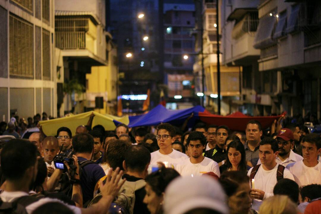Estudiantes se congregan para iniciar  vigilia en la Plaza Bolívar de Chacao (FOTOS)