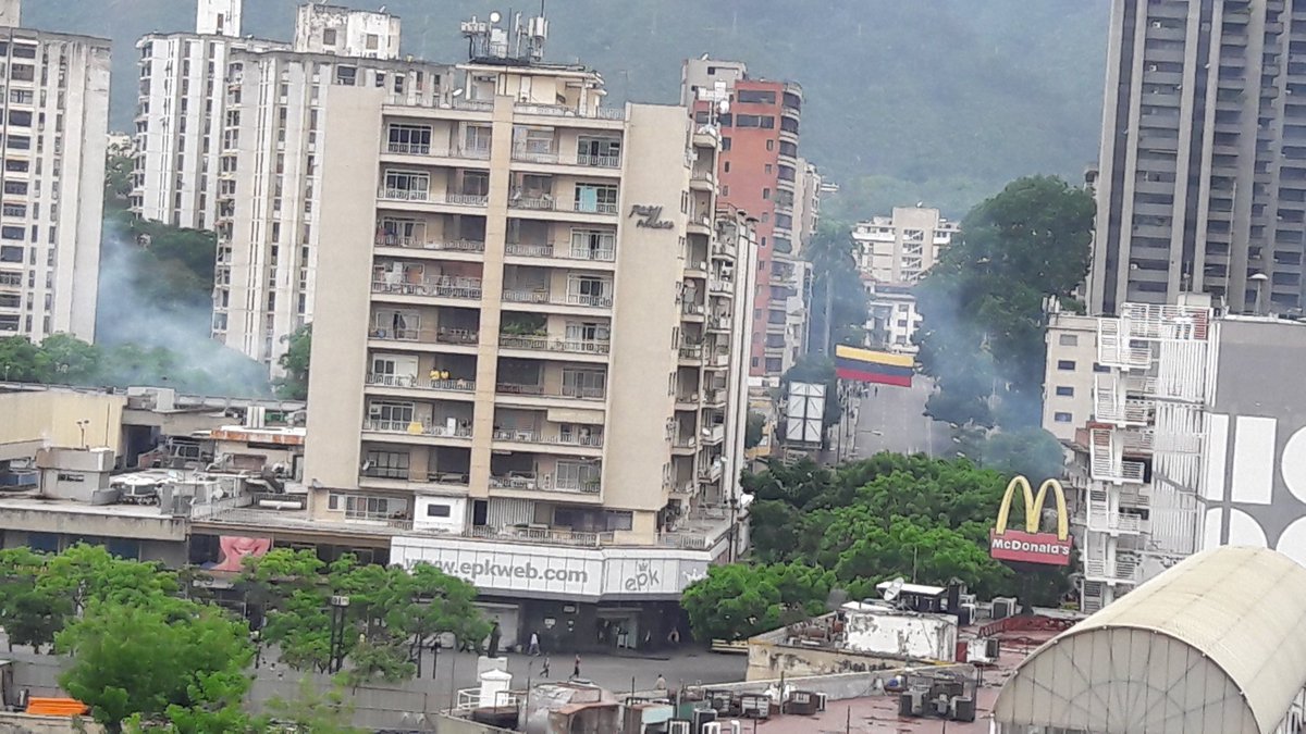 PNB reprime con bombas lacrimógenas a manifestantes de El Bosque y Chacaíto #2May