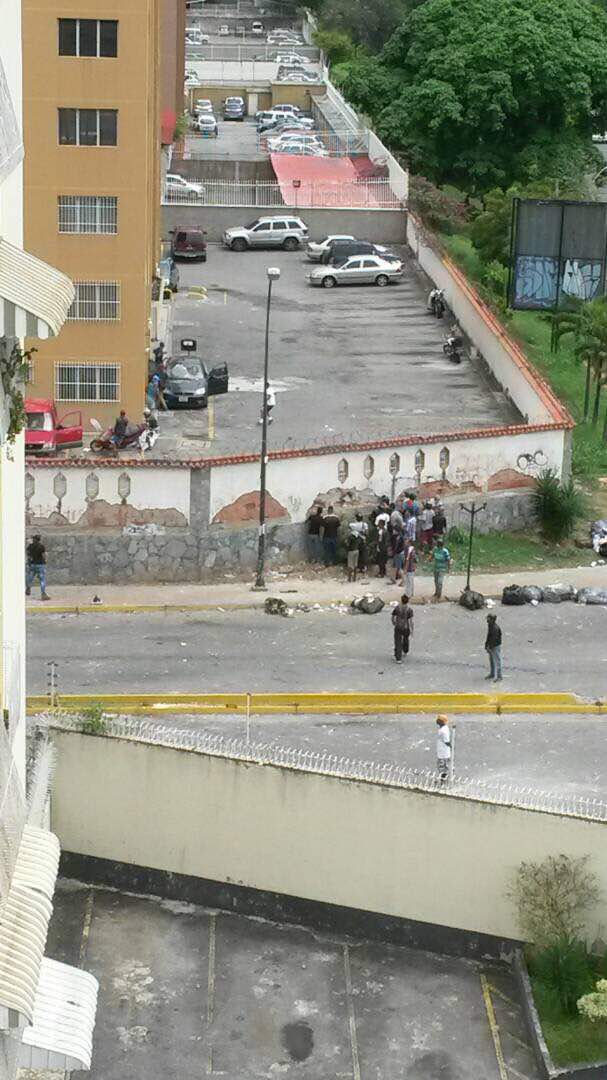 Paramilitares (Colectivos) abren boquete en edificio de La Urbina